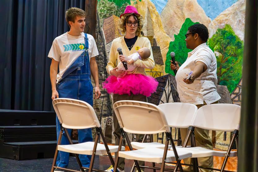 High school actors perform for younger students